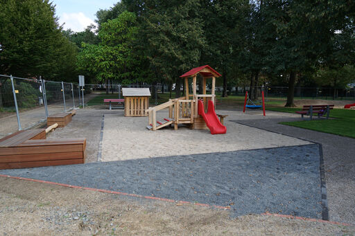 Spielplatz im Volksgarten Spielplatz im Volksgarten