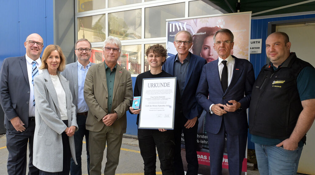 Ehrung für Carina Zurawski (4. v.l., neben Bürgermeister Gerold Wenzens, 3.v.r.) bei ihrem Arbeitgeber, der Metallbau Schiemann GmbH. Rechts im Bild Firmen-Ausbilder Steffen Gernandt. Ferner auf dem Pressefoto zu sehen: Kreishandwerksmeister der Kreishandwerkerschaft Mettmann Thomas Grünendahl, (2.v.r.) Andreas Ehlert, Präsident der Handwerkskammer Düsseldorf (4. V. l.), Erster stellvertretender Landrat Rainer Schlottmann (l.) und Claudia Abenroth (Wirtschaftsförderung der Stadt Langenfeld, 2.v.l.) sowie Thomas Zacharias, Referatsleiter der Wirtschaftsförderung, 3. v.l.). Foto: Wilfried Meyer