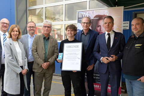 Ehrung für Carina Zurawski (4. v.l., neben Bürgermeister Gerold Wenzens, 3.v.r.) bei ihrem Arbeitgeber, der Metallbau Schiemann GmbH. Rechts im Bild Firmen-Ausbilder Steffen Gernandt. Ferner auf dem Pressefoto zu sehen: Kreishandwerksmeister der Kreishandwerkerschaft Mettmann Thomas Grünendahl, (2.v.r.) Andreas Ehlert, Präsident der Handwerkskammer Düsseldorf (4. V. l.), Erster stellvertretender Landrat Rainer Schlottmann (l.) und Claudia Abenroth (Wirtschaftsförderung der Stadt Langenfeld, 2.v.l.) sowie Thomas Zacharias, Referatsleiter der Wirtschaftsförderung, 3. v.l.). Foto: Wilfried Meyer