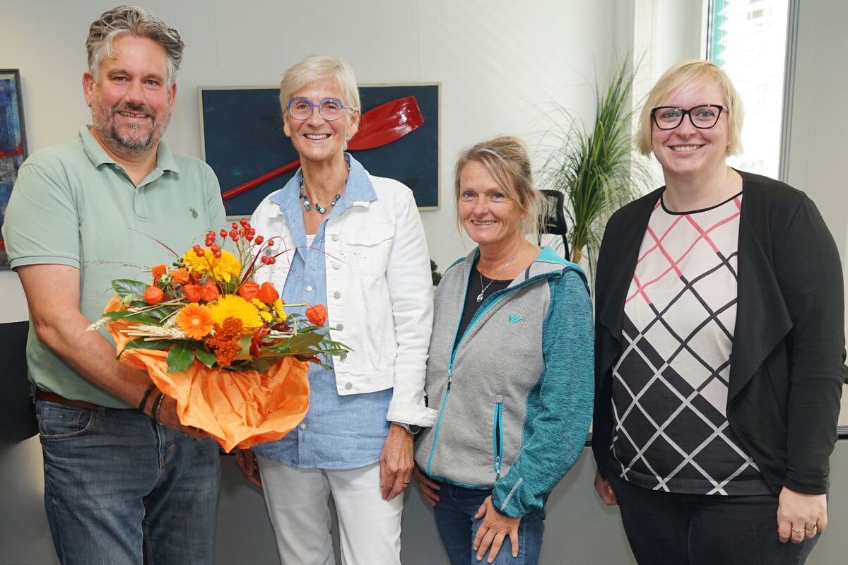 Foto (v.l.): Erster Beigeordneter Christian Benzrath, Susanne Wiescher (verab-schiedeter Schulcoach), Referatsleiterin Jugendarbeit, Elke Burg und Jennifer Liebergeld (Stabsstelle Recht).