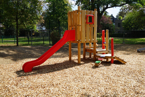 Spielplatz im Volksgarten Spielplatz im Volksgarten