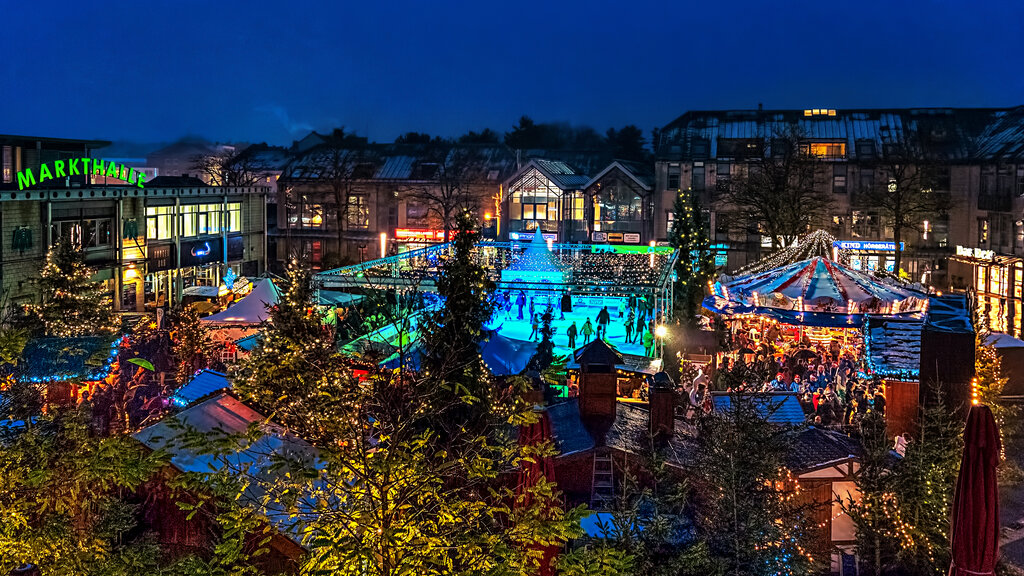 Mit der Eröffnung des Weihnachtsmarktes am 23. November kehrt nach fünf Jahren Pause auch die beliebte Eislaufbahn in die Langenfelder Innenstadt zurück.