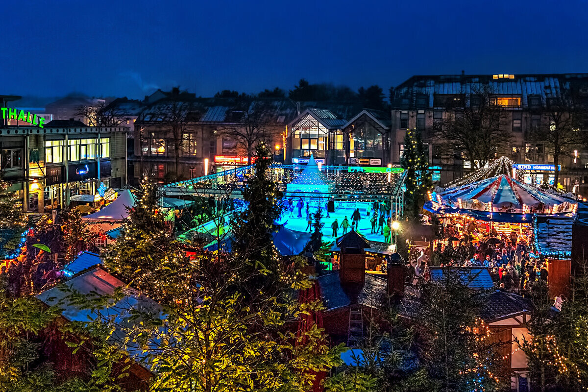 Mit der Eröffnung des Weihnachtsmarktes am 23. November kehrt nach fünf Jahren Pause auch die beliebte Eislaufbahn in die Langenfelder Innenstadt zurück.
