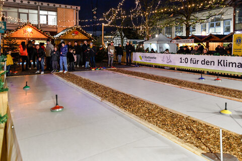 Weihnachtsdorf Eisstockschießen